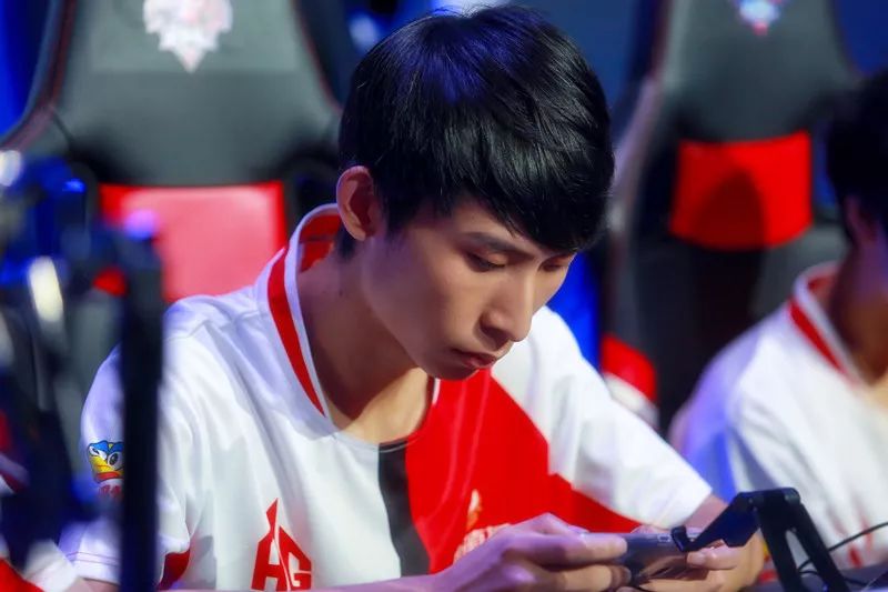 前往冠军之路！ Top Esports 官方关注了 Kanavi 、教练 Hongmi 和刘青松的微博