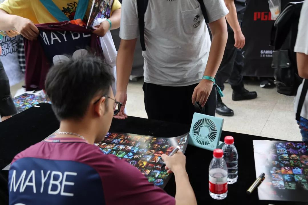 LOL 官方推特发布了一张 knight 拿着奖杯的照片：他回来捍卫荣誉！